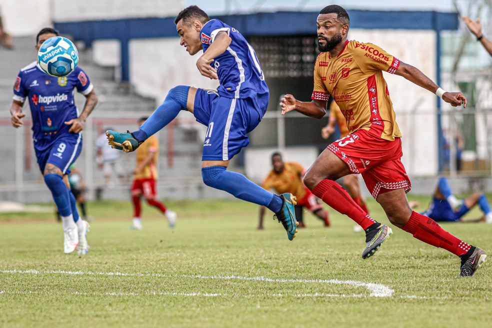Cear&aacute; e Rodolfo em disputa de bola no duelo amazonense pela S&eacute;rie D &mdash; Foto: Jo&atilde;o Normando / Ag&ecirc;ncia LB