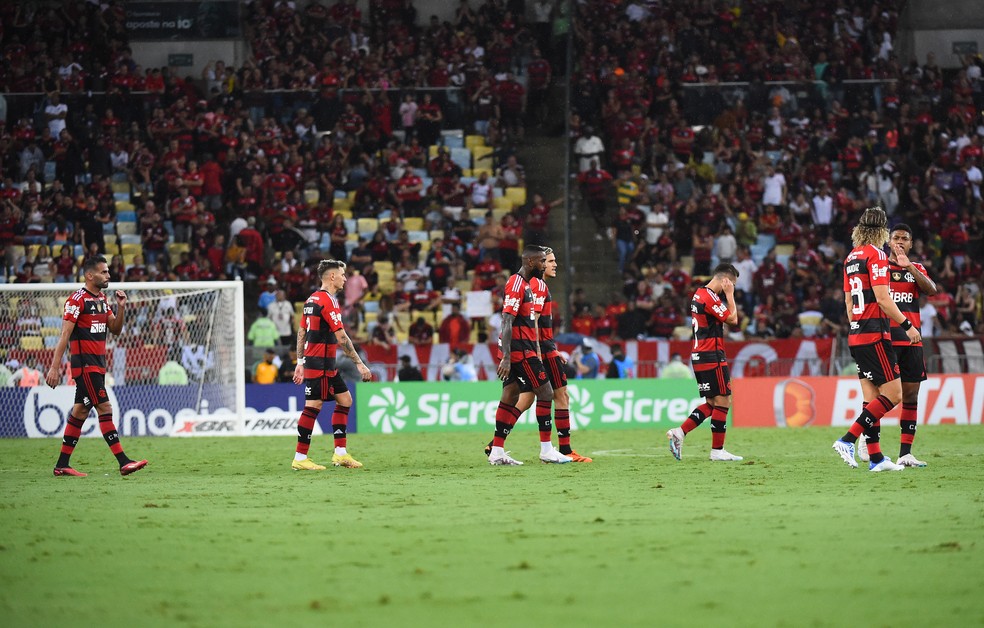 Time do Flamengo cabisbaixo em derrota para o Fluminense na final do Campeonato Carioca &mdash; Foto: Andr&eacute; Dur&atilde;o/ge