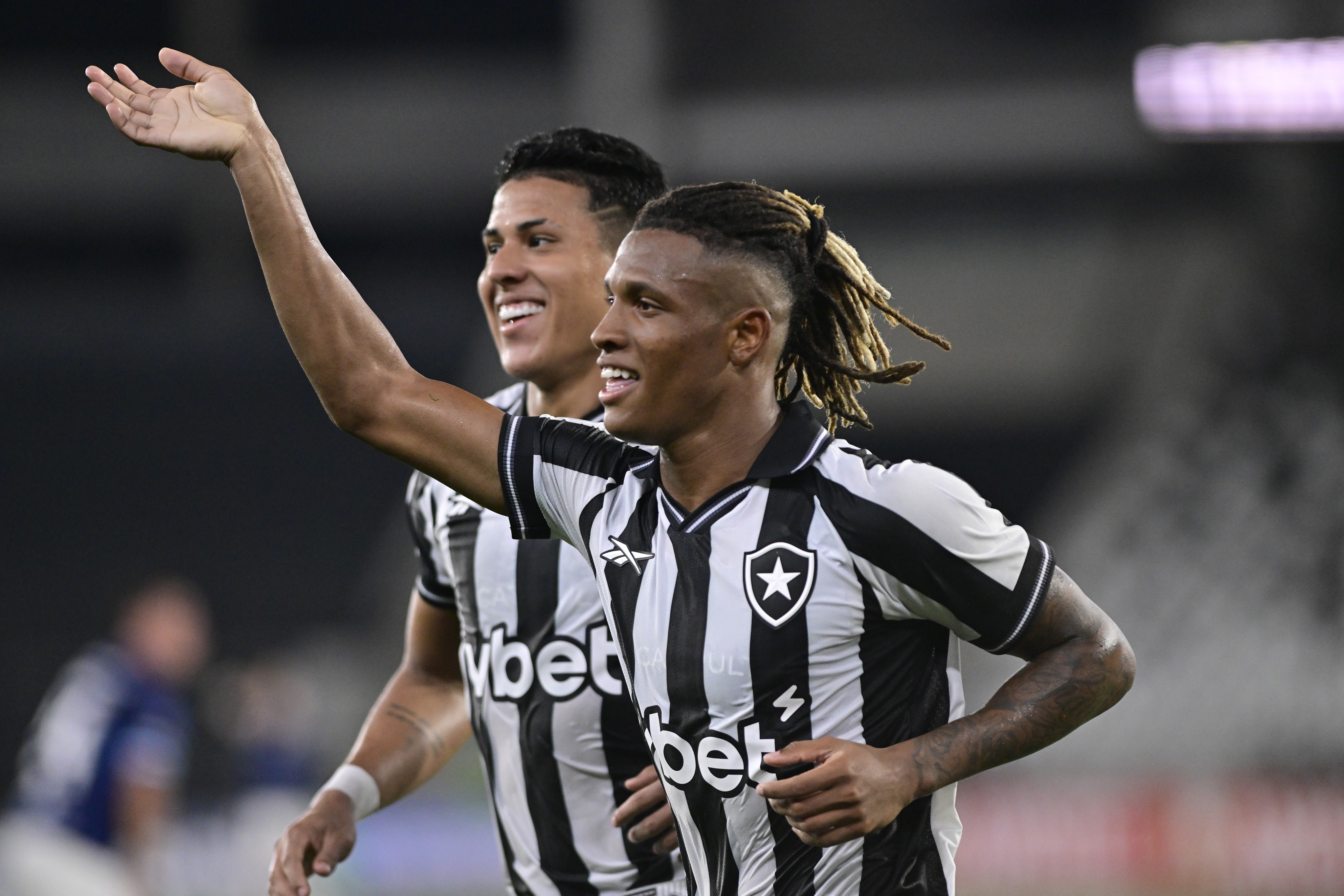Bastidores: divergências entre estafe de Danilo e Botafogo aceleram despedida do jogador