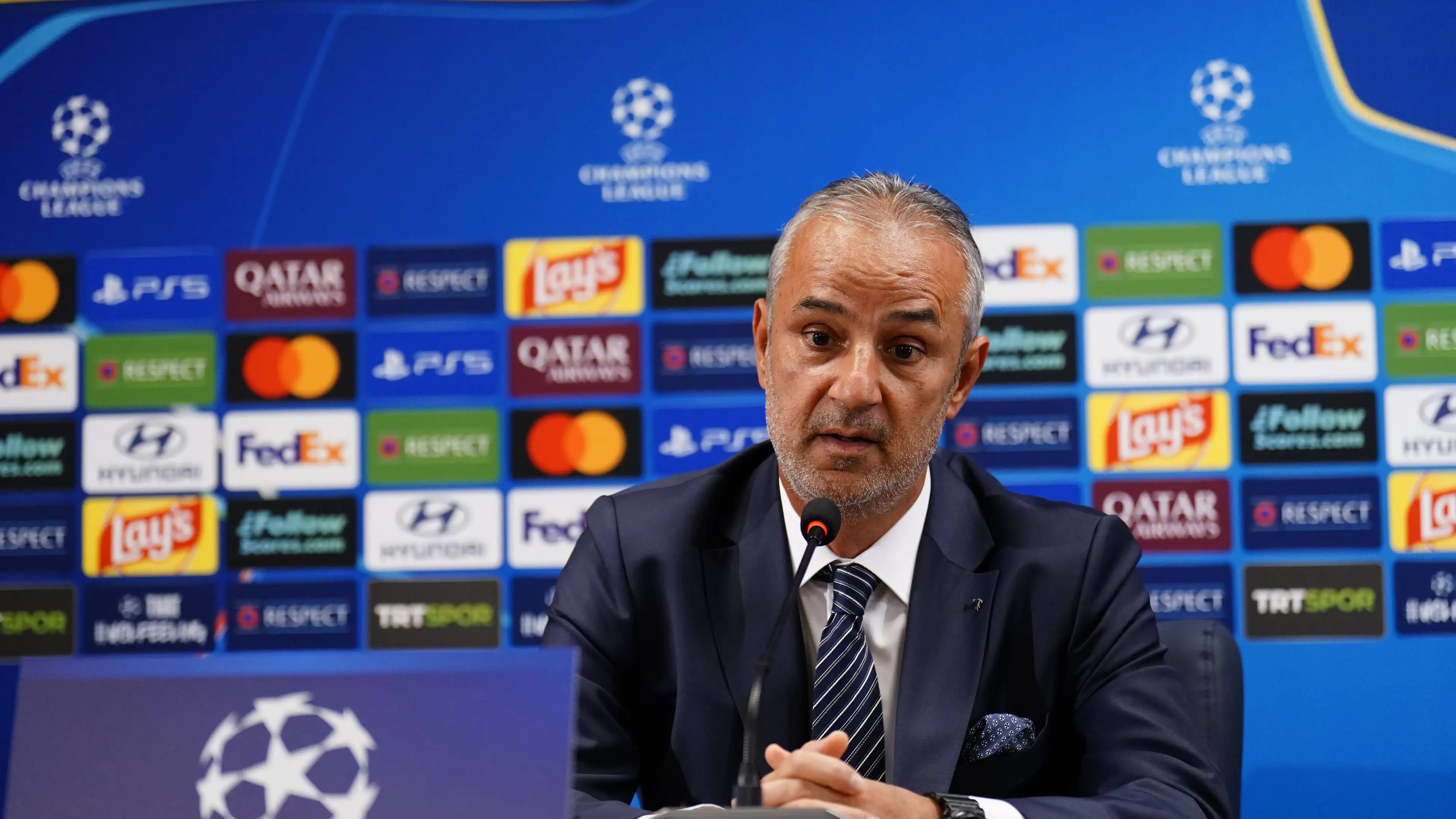 Técnico do Fenerbahçe pede demissão após empate com a Roma na Champions