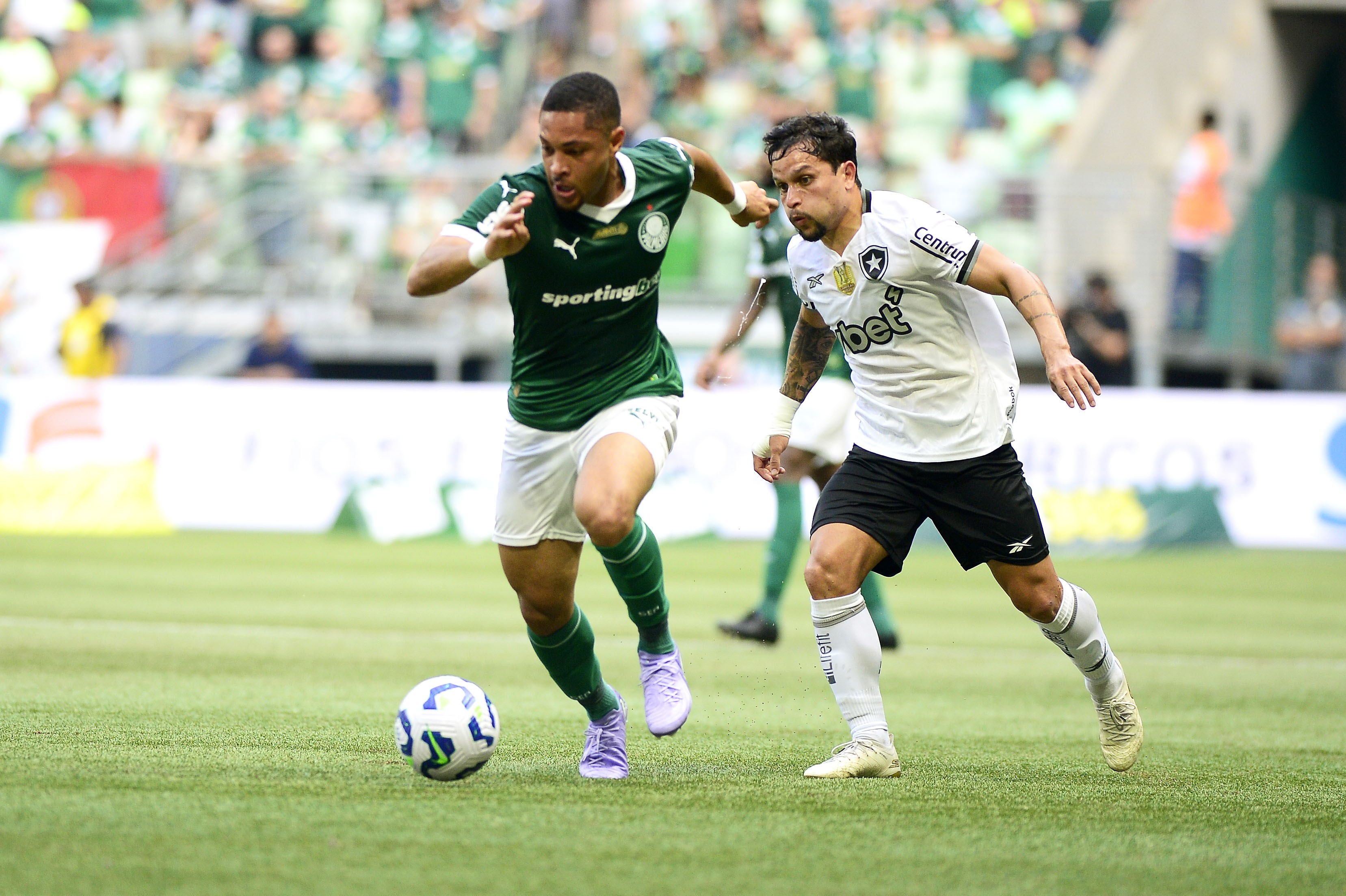 Por que Vitor Roque ainda não rendeu no Palmeiras como Mbappé?