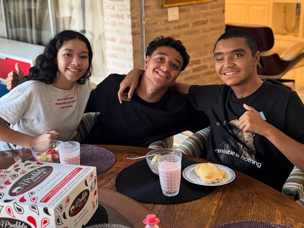 Pedro Severino já em sua casa, com os irmãos — Foto: Reprodução/Instagram