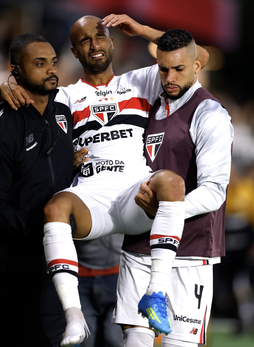 Lucas, do São Paulo, deixa o campo carregado em jogo contra o Bahia — Foto: Marcello Zambrana/AGIF