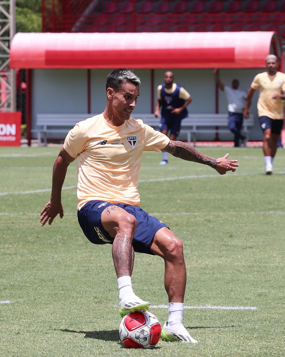 Ferreira em treino do São Paulo — Foto: Rubens Chiri / São Paulo