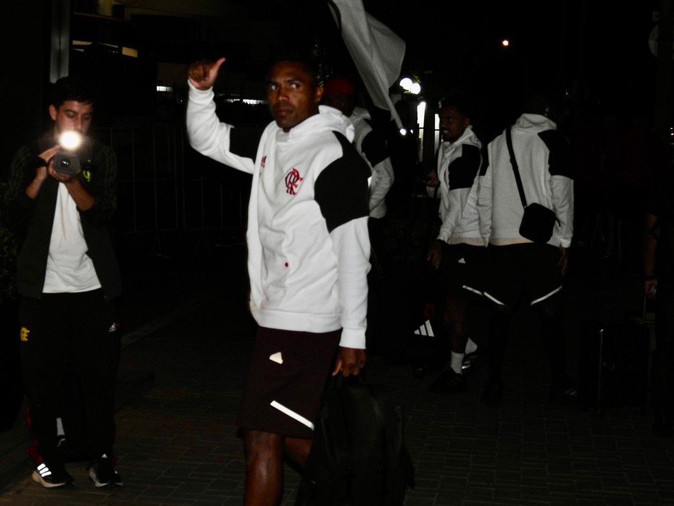Alex Sandro, do Flamengo, desembarca em Montevid�u para jogo contra o Pe�arol � Foto: Fred Gomes / ge