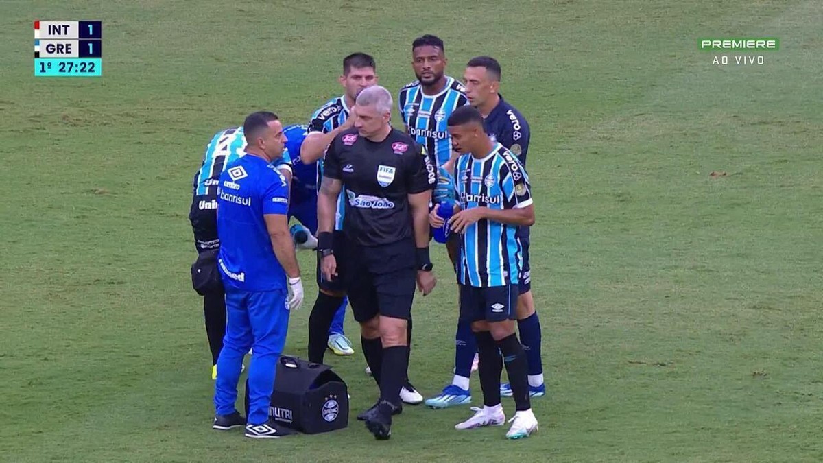 Jogadores do Grêmio reclamam de falta em gol do Inter; lance contestado.