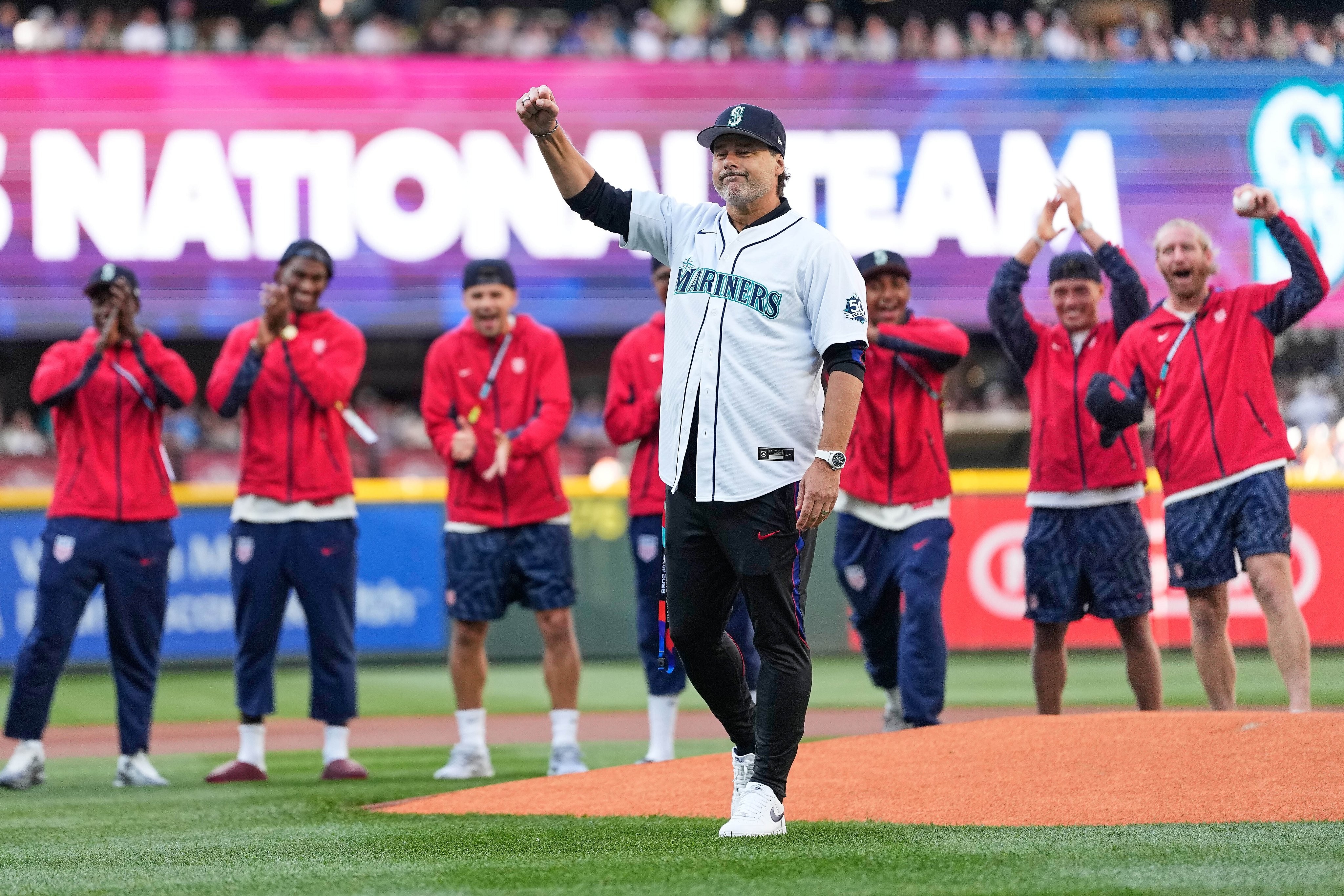 Técnico dos Estados Unidos participa de partida de beisebol e arrisca lançamento; assista
