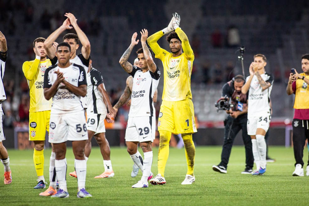 Jogadores do Corinthians comemoram vitória contra o Athletico — Foto: Luis Garcia/AGIF