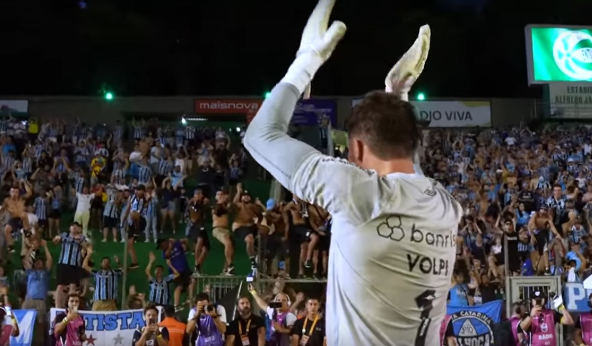Volpi recebe aclamação e Grêmio vence com Quinteros; bastidores do jogo em destaque