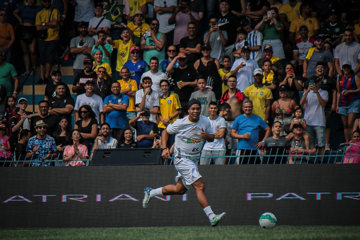 Ronaldinho estreia no futebol de areia com lances plásticos e dois