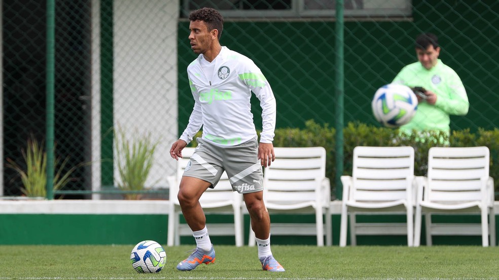 Marcos Rocha no treino do Palmeiras nesta sexta-feira, antes do jogo contra o Athletico, pelo Brasileirão — Foto: Cesar Greco/Palmeiras