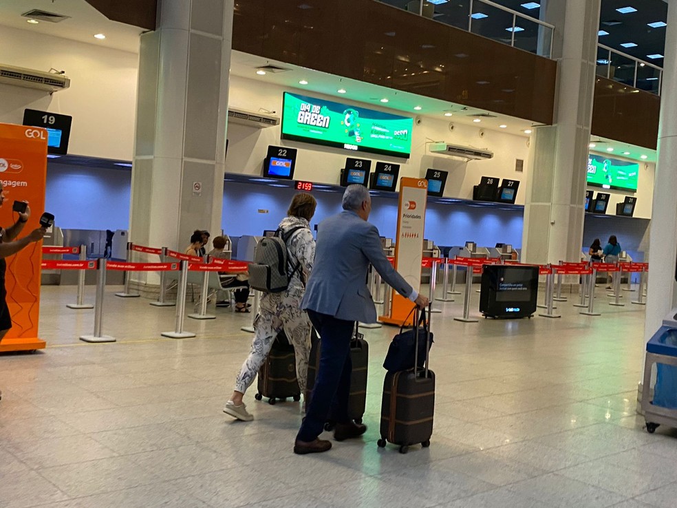 Tite deixando o aeroporto com a sua esposa — Foto: Bruno Murito / ge