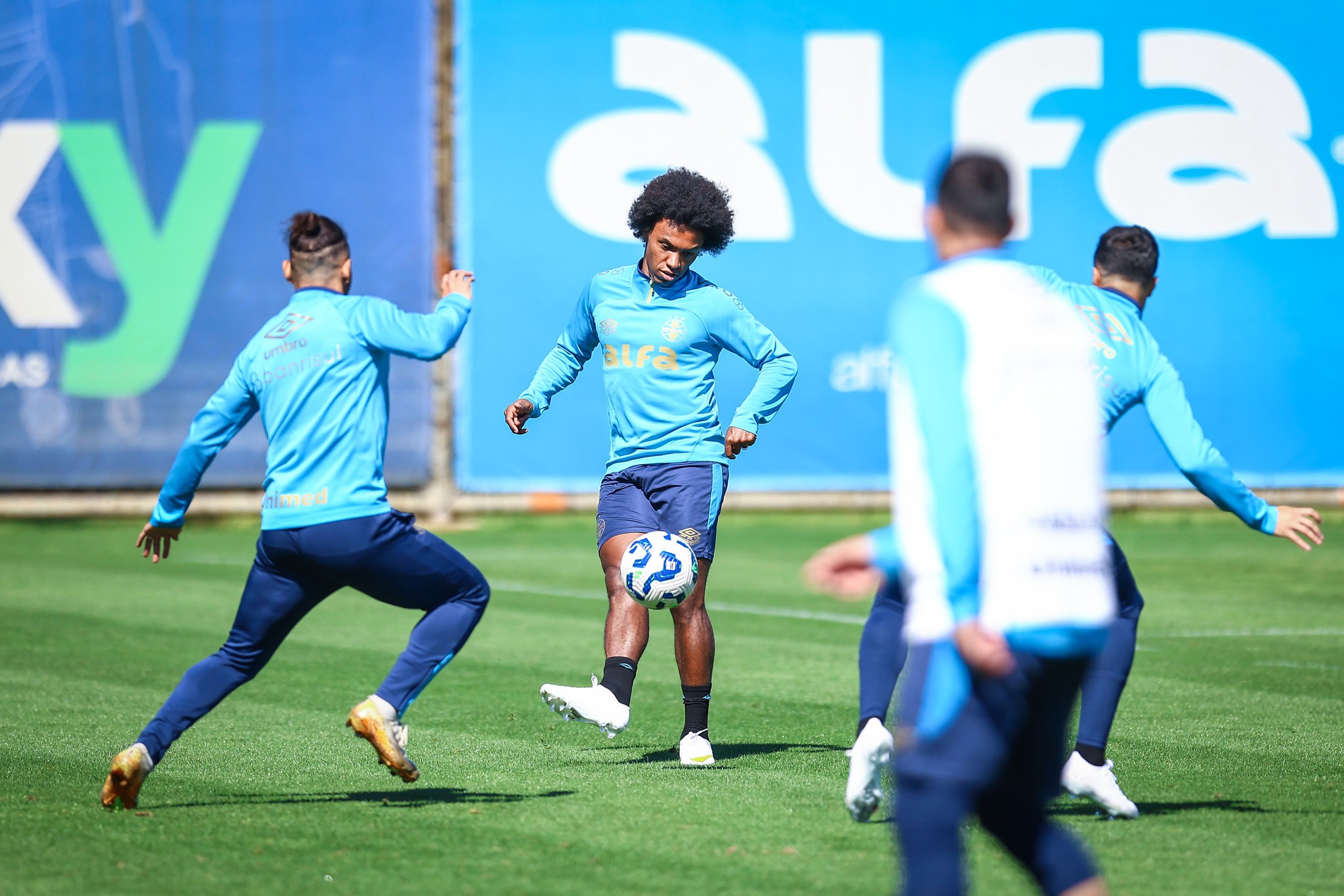 Grêmio pode mudar meio time com contratações; veja