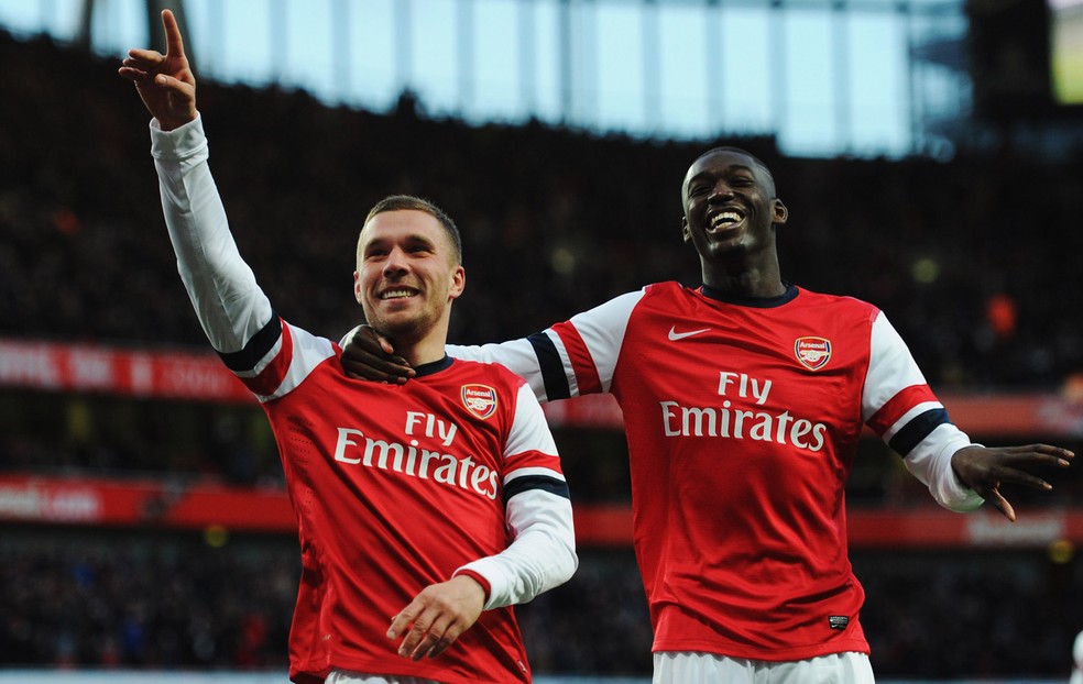 Lukas Podolski e Yaya Sanogo, Arsenal x Liverpool — Foto: Getty Images