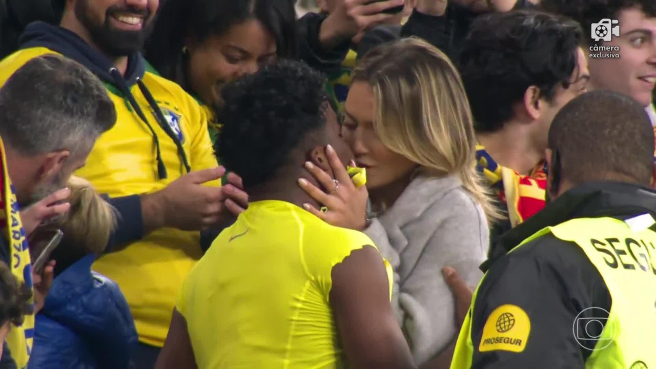 Endrick vai à arquibancada beijar a namorada ao fim de Espanha x Brasil