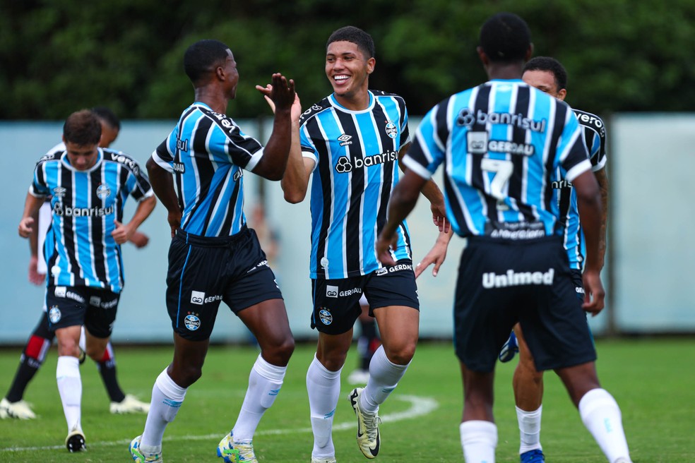 José Guilherme comemora gol na vitória do Grêmio sub-20 — Foto: Renan Jardim / Grêmio FBPA