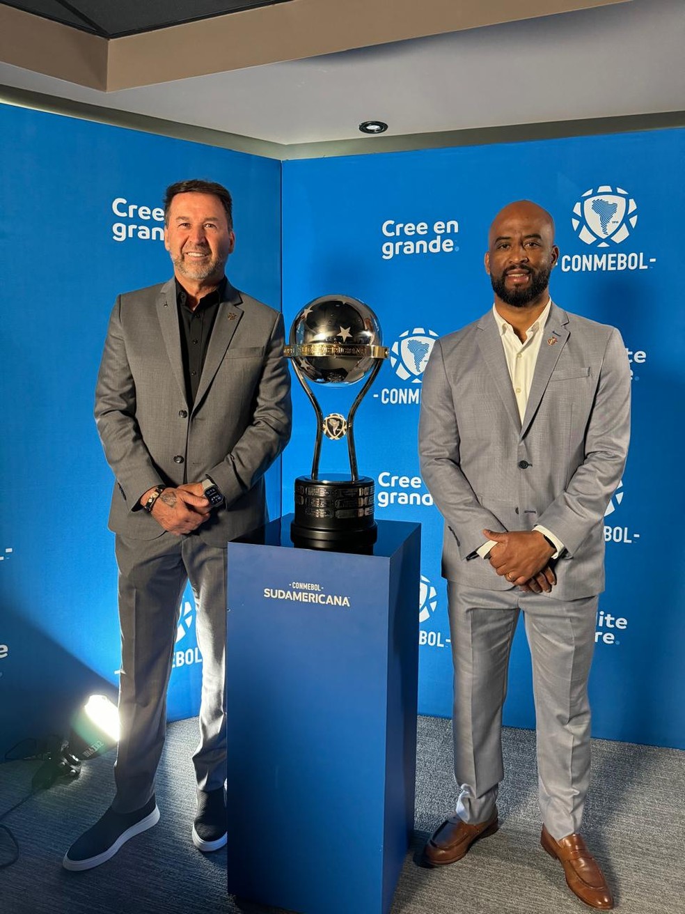 Augusto Melo e Fabinho Soldado ao lado de taça da Copa Sul-Americana — Foto: Divulgação/Corinthians