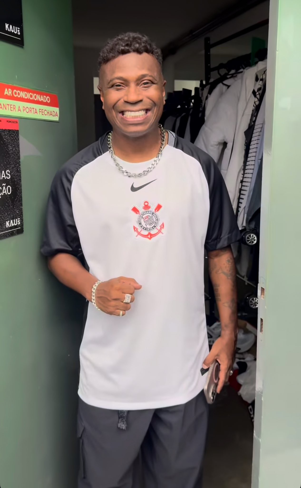 TÁ BONITA? Nova camisa do Corinthians é revelada em foto com Edílson Capetinha