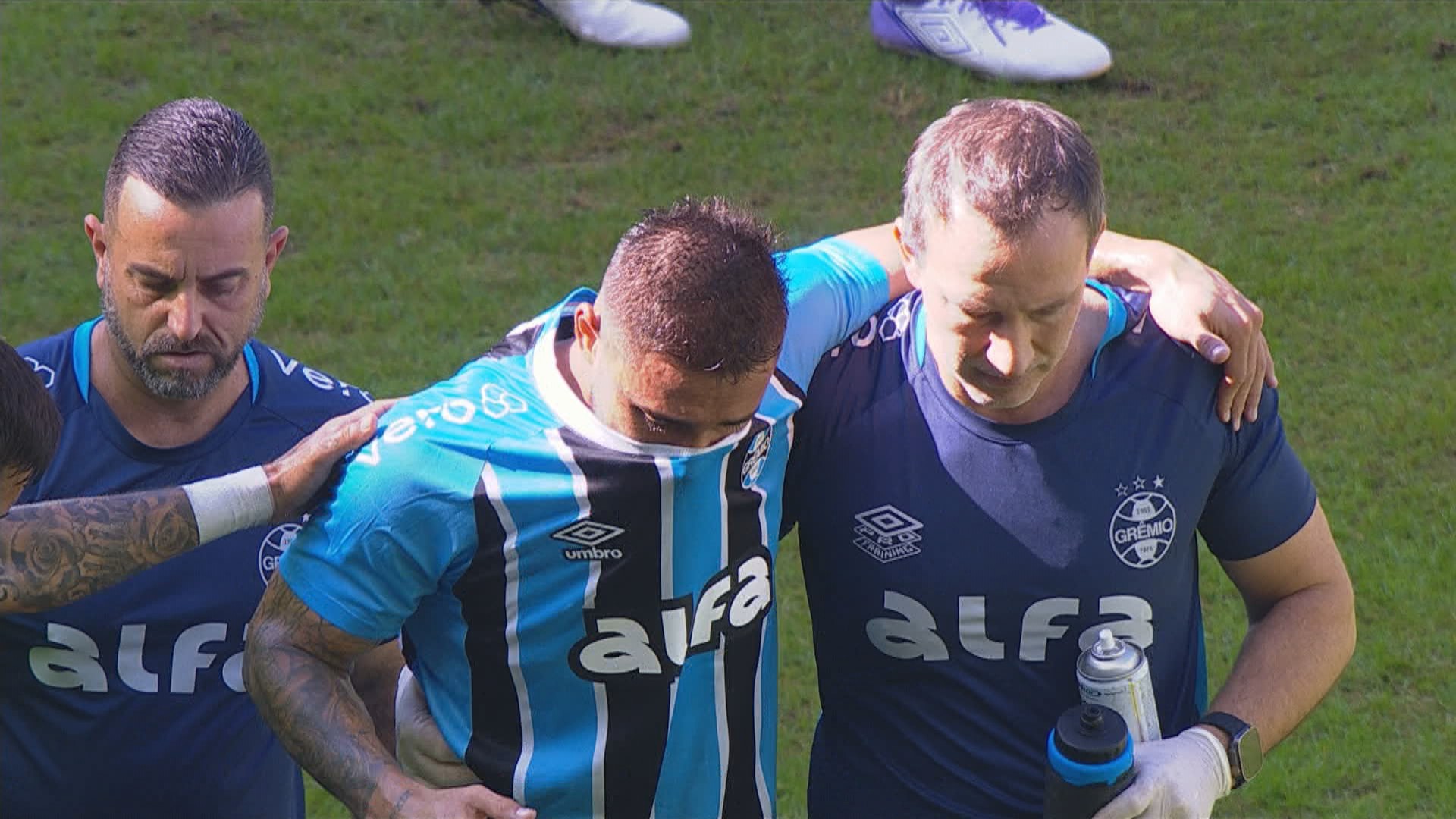 Grêmio enfrenta escassez de laterais-direitos e busca solução imediata no elenco.