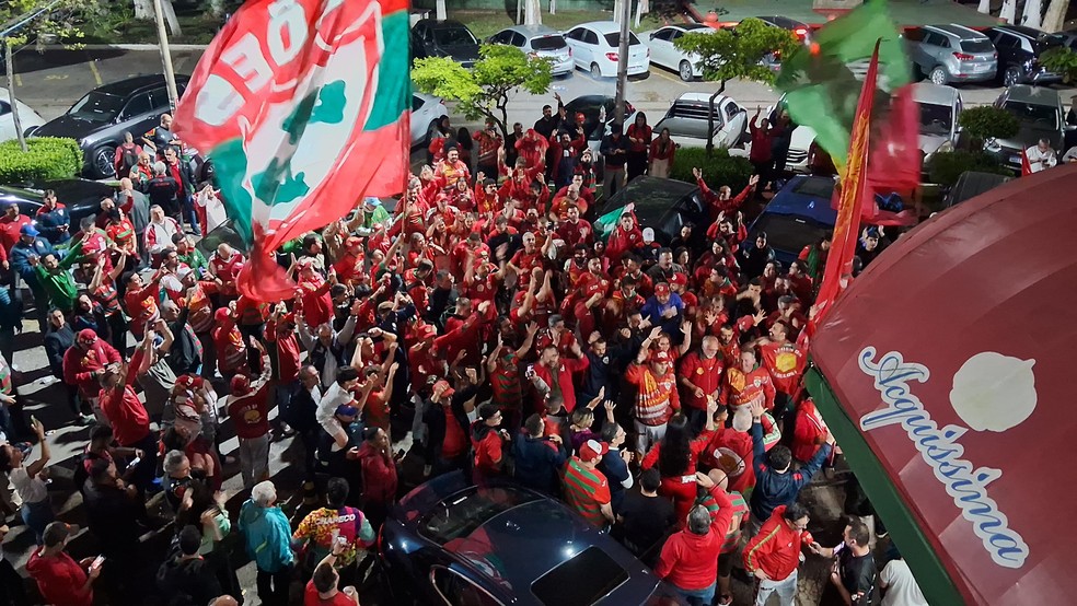 Torcida da Portuguesa faz festa no Canindé pela aprovação da SAF — Foto: Rafael Dantas