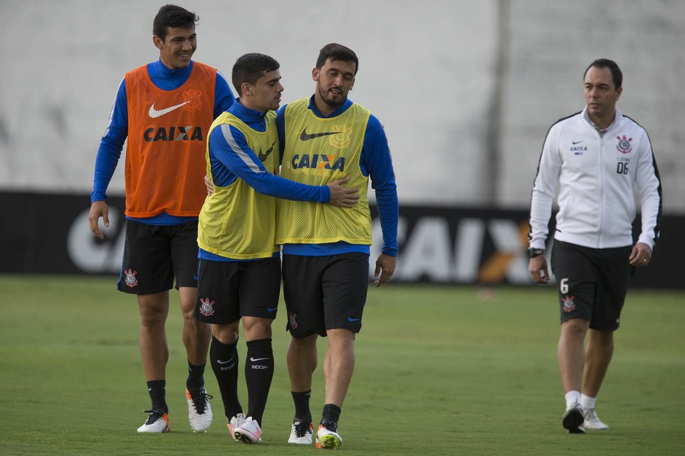 Fagner e Edilson durante treino do Corinthians — Foto: Daniel Augusto Jr