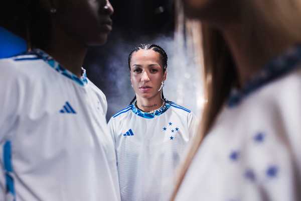 Cruzeiro lança camisa com inspiração na Pampulha e no uniforme branco de 1921.