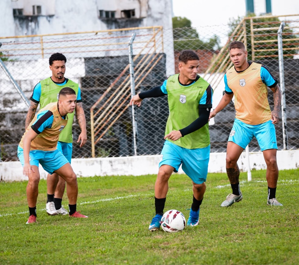 Atletas do Treze durante treino no Presidente Vargas — Foto: Daniel Vieira/Treze