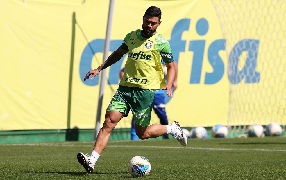 Bruno Tabata volta aos treinos no Palmeiras — Foto: Cesar Greco