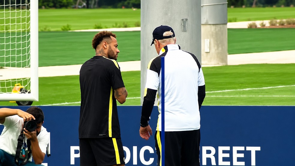 Neymar conversa com Ancelotti em treino da Sele��o nesta quinta � Foto: Reprodu��o/TV Globo