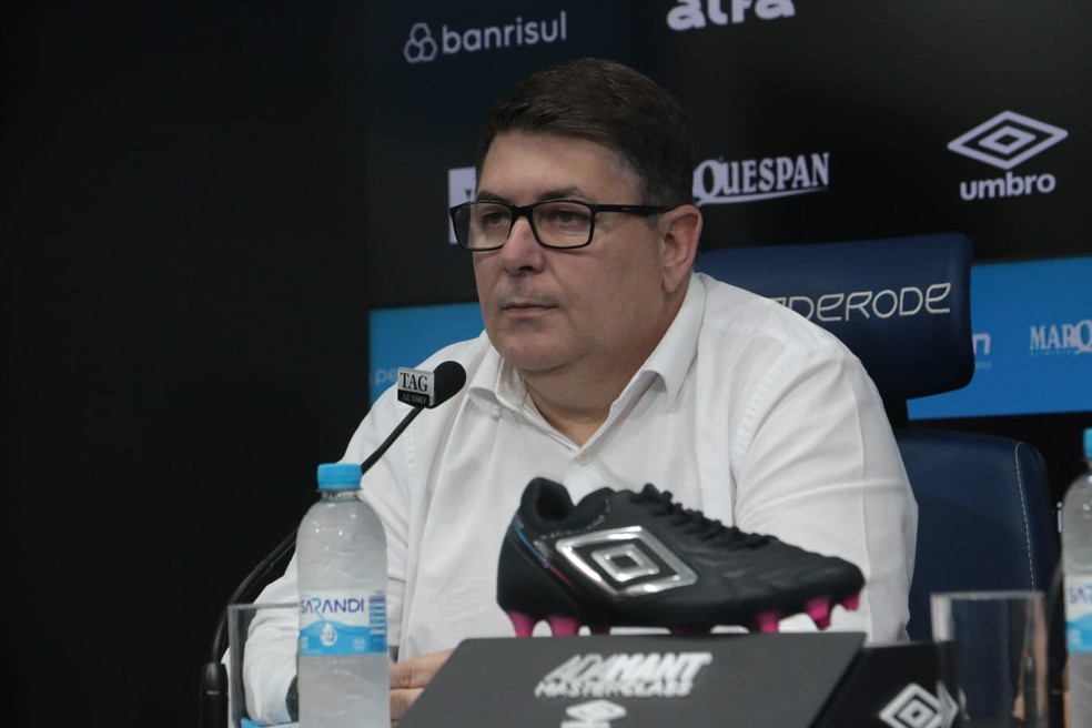 Alexandre Rossato garantiu a permanência de Gustavo Quinteros — Foto: Rafael Favero / ge.globo