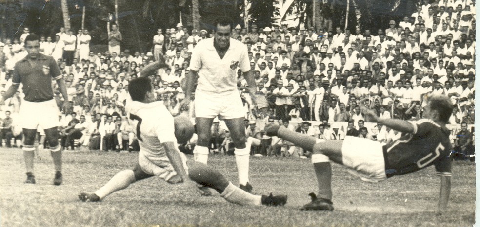 CRB e Santos em amistoso no Estádio da Pajuçara — Foto: Arquivo/Museu dos Esportes