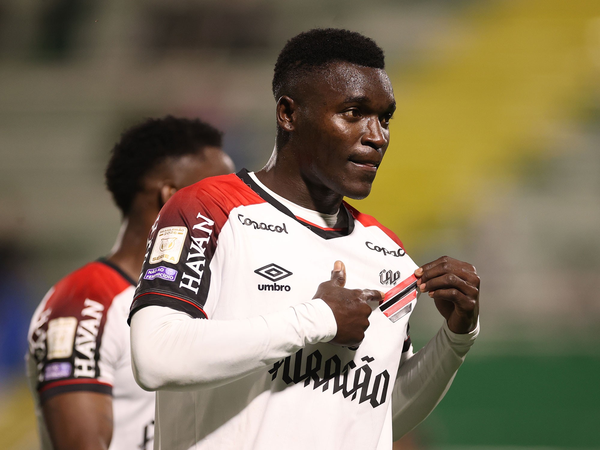 Kevin Viveros em ação durante partida do Brasileirão