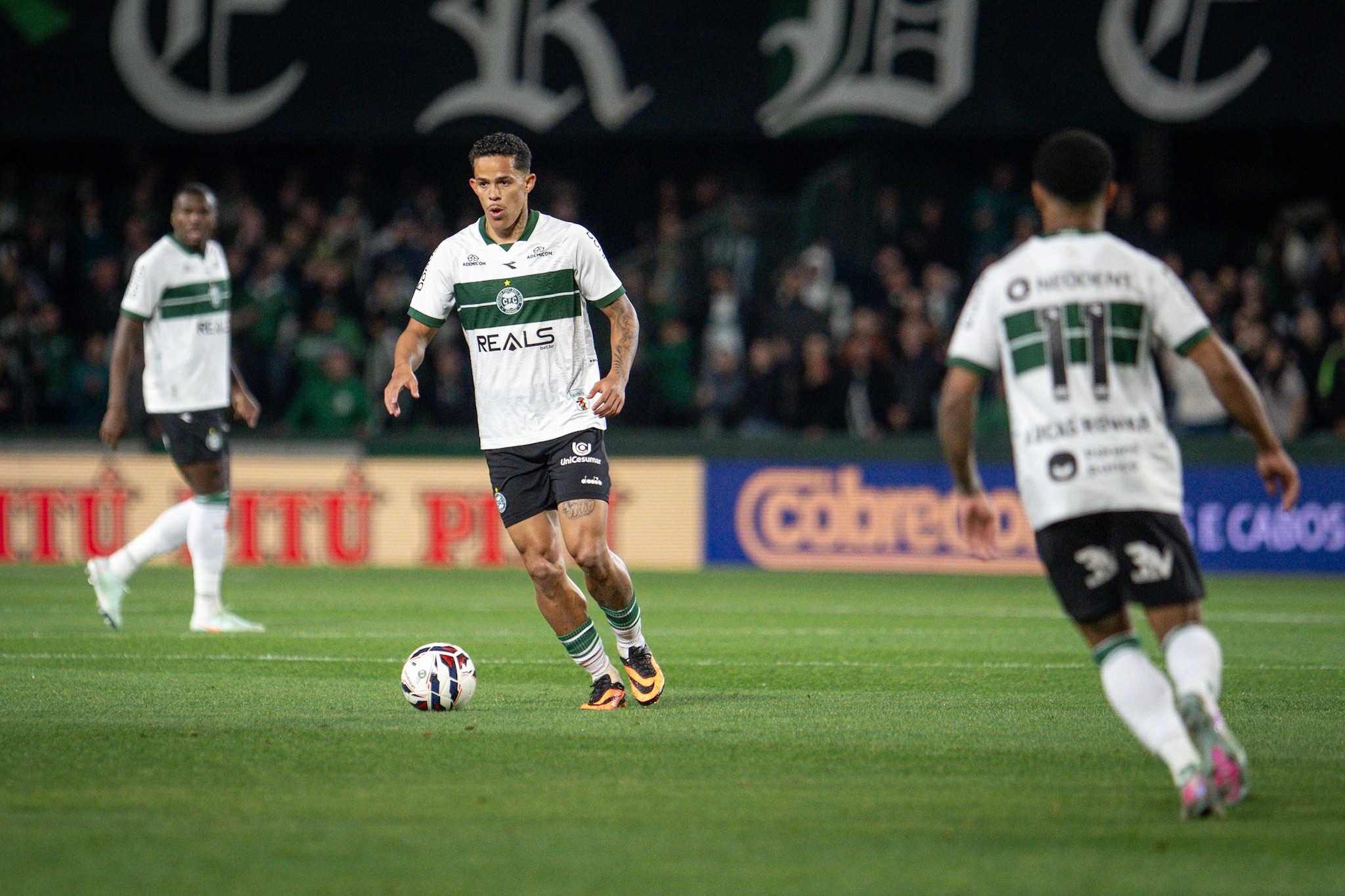 Ceará tem interesse no volante Walisson, do Coritiba