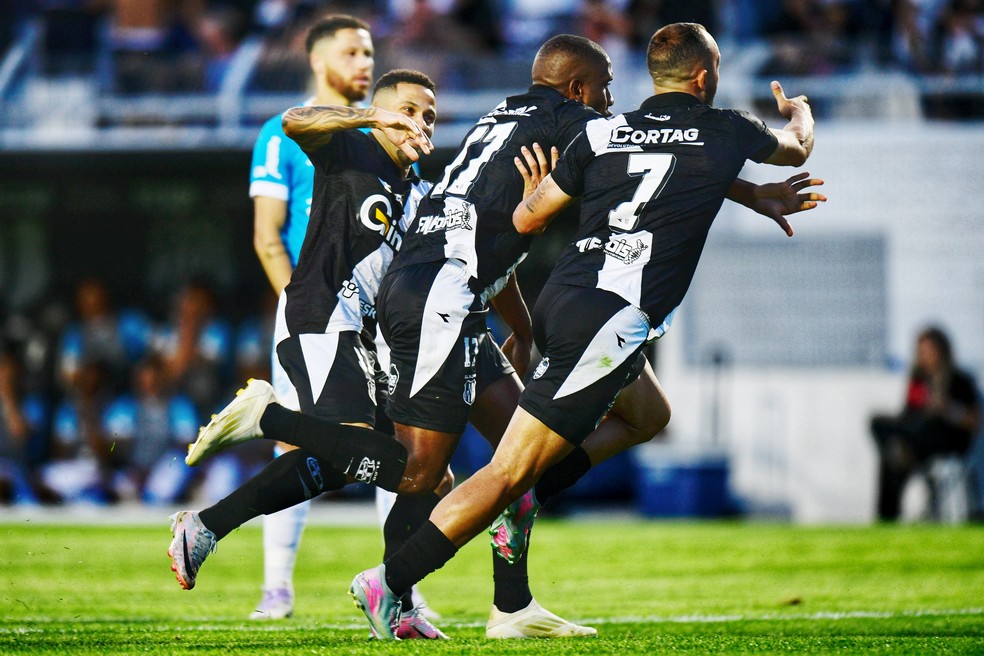 Ponte Preta x Londrina - Série C — Foto: Alexandre Battibugli/Ag.Paulistão