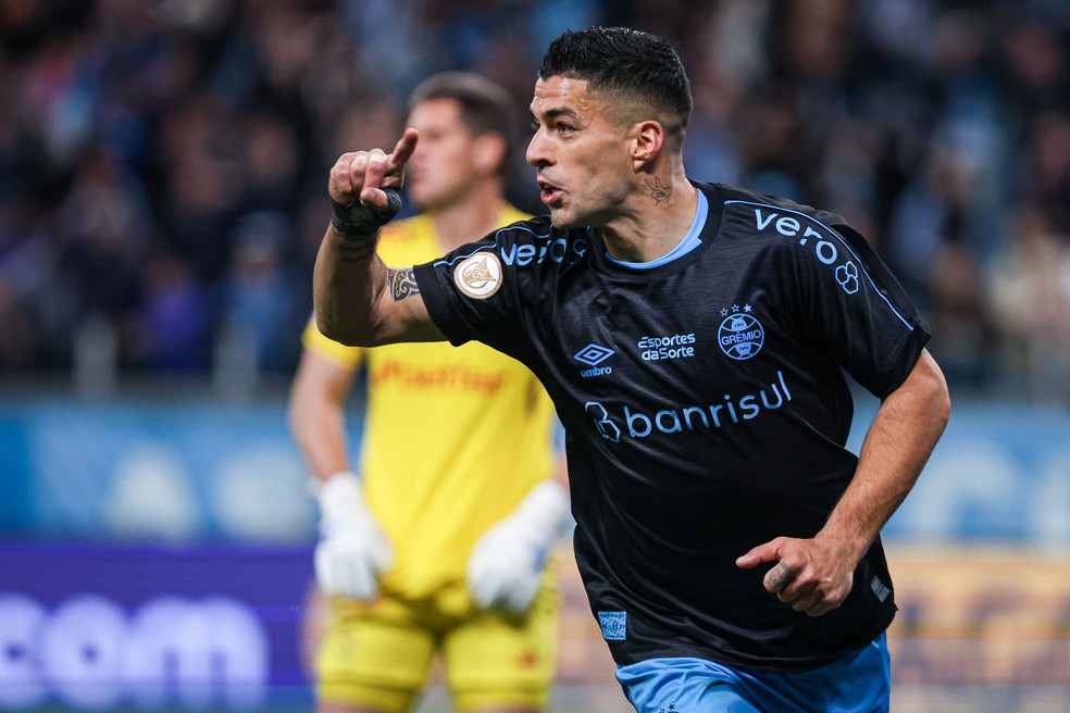 Luis Suárez comemora gol Grêmio x Cruzeiro Campeonato Brasileiro — Foto: Maxi Franzoi/AGIF