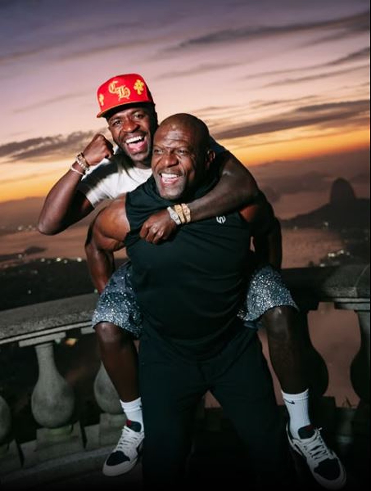 Vini Jr usa três relógios de luxo em foto viral no Cristo Redentor; conheça modelo e valores