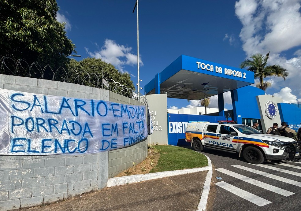 Organizadas do Cruzeiro protestam na Toca da Raposa — Foto: Guilherme Macedo