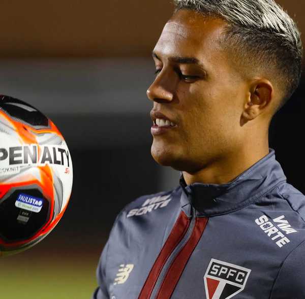 LATERAL DIREITA EM FOCO NO SÃO PAULO! Diretoria busca reforços enquanto o elenco se adapta às mudanças!