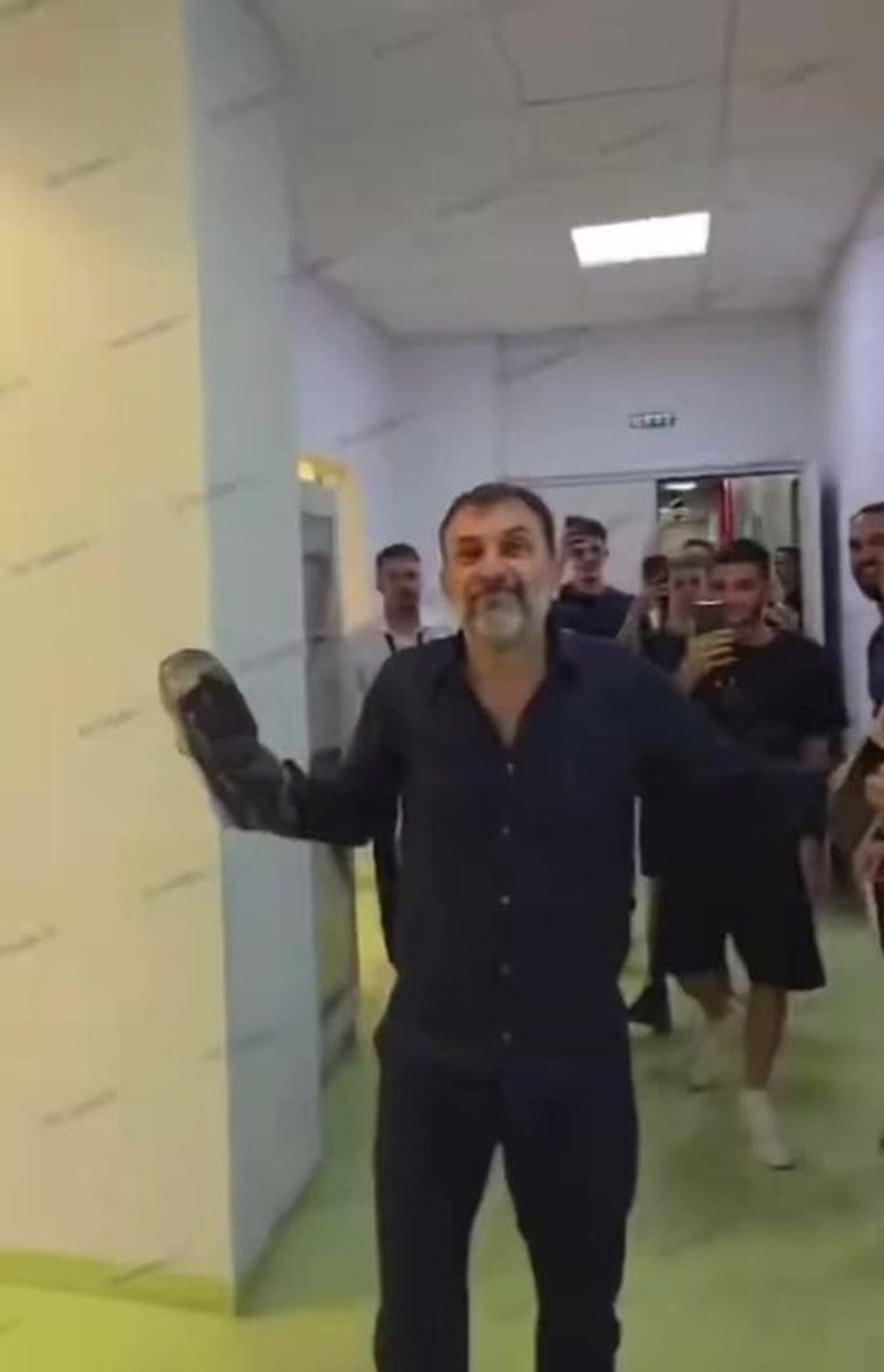 Presidente viraliza ao distribuir dinheiro em vestiário e promete mais antes de jogo contra David Luiz; veja