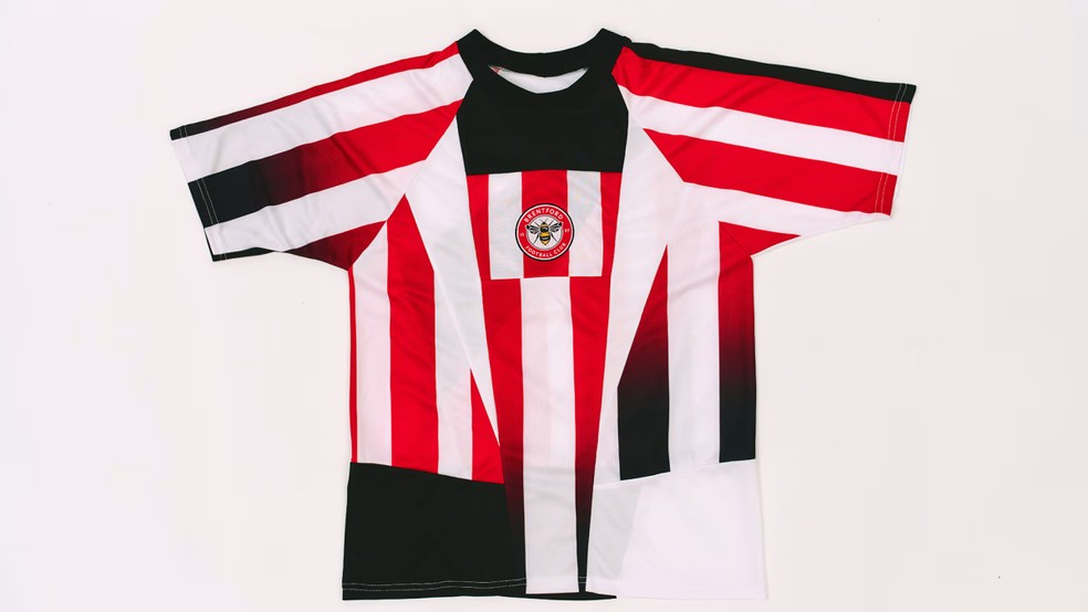 Brentford lançou camisa reciclada para 2025/26, feita a partir de uniformes de outras temporadas — Foto: Divulgação / Brentford