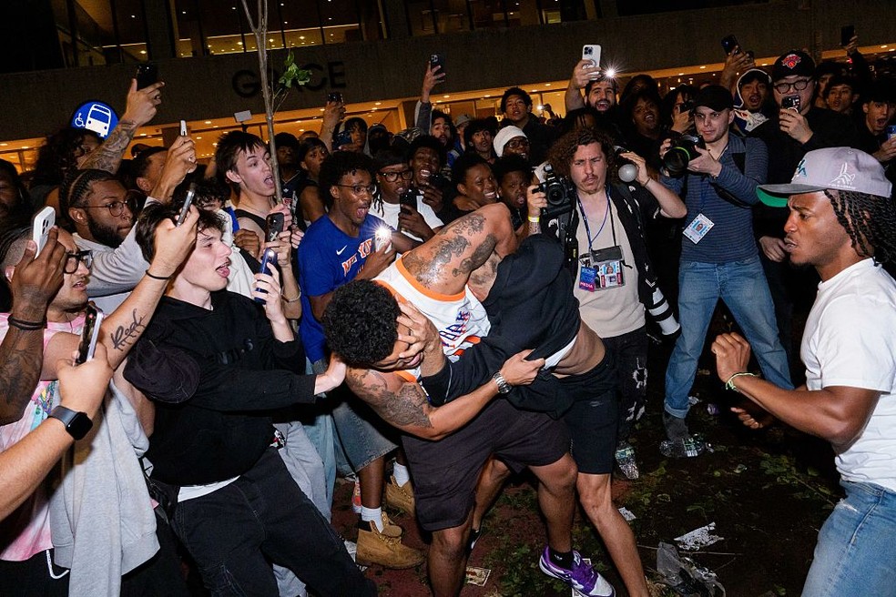 Fãs comemorando o título dos Knicks e tumulto na Times Square