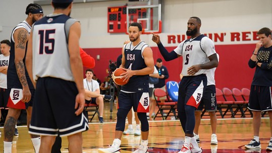 LeBron e Curry são trolados por astros da seleção por faltaesportebet aíhabilidade e assumem: "Vergonha"