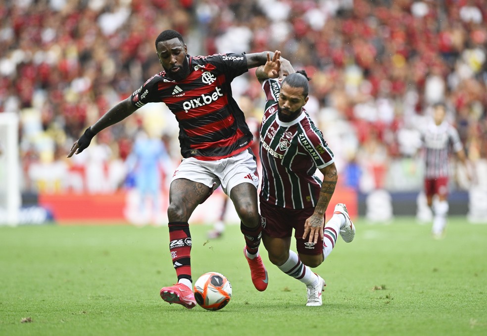 Gerson e Ot�vio disputam bola em Flamengo x Fluminense � Foto: Andr� Dur�o