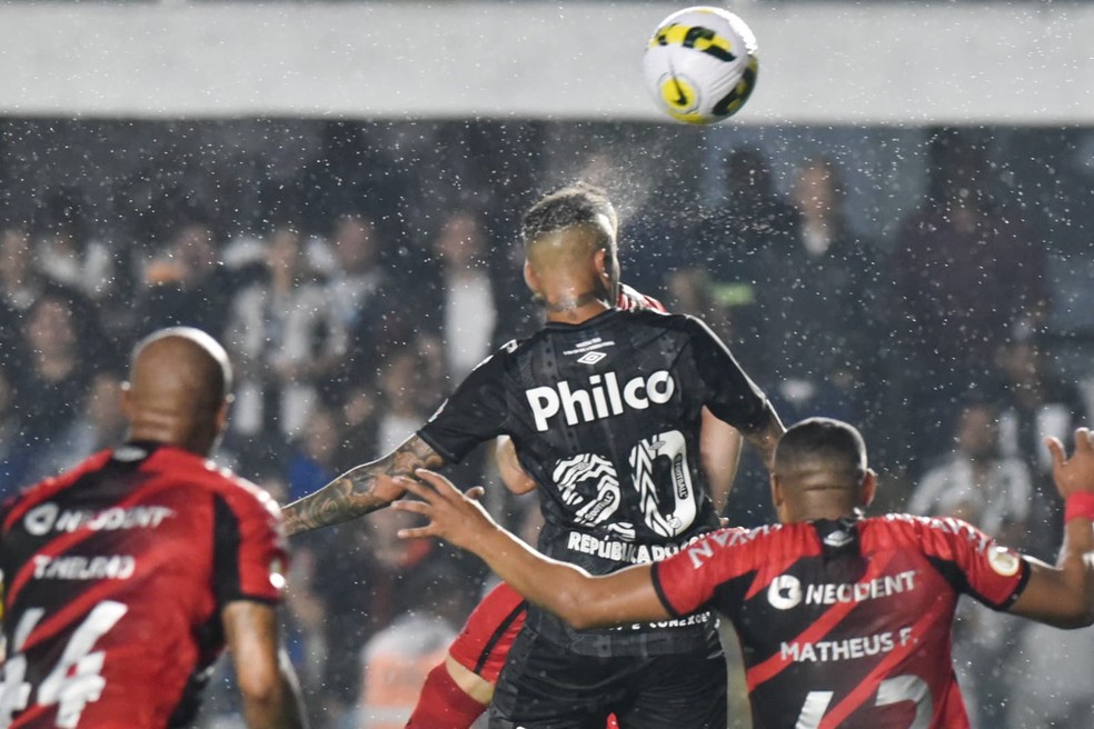 Santos loses to Athletico-PR and reaches the final round of Brasileirão  threatened with relegation 