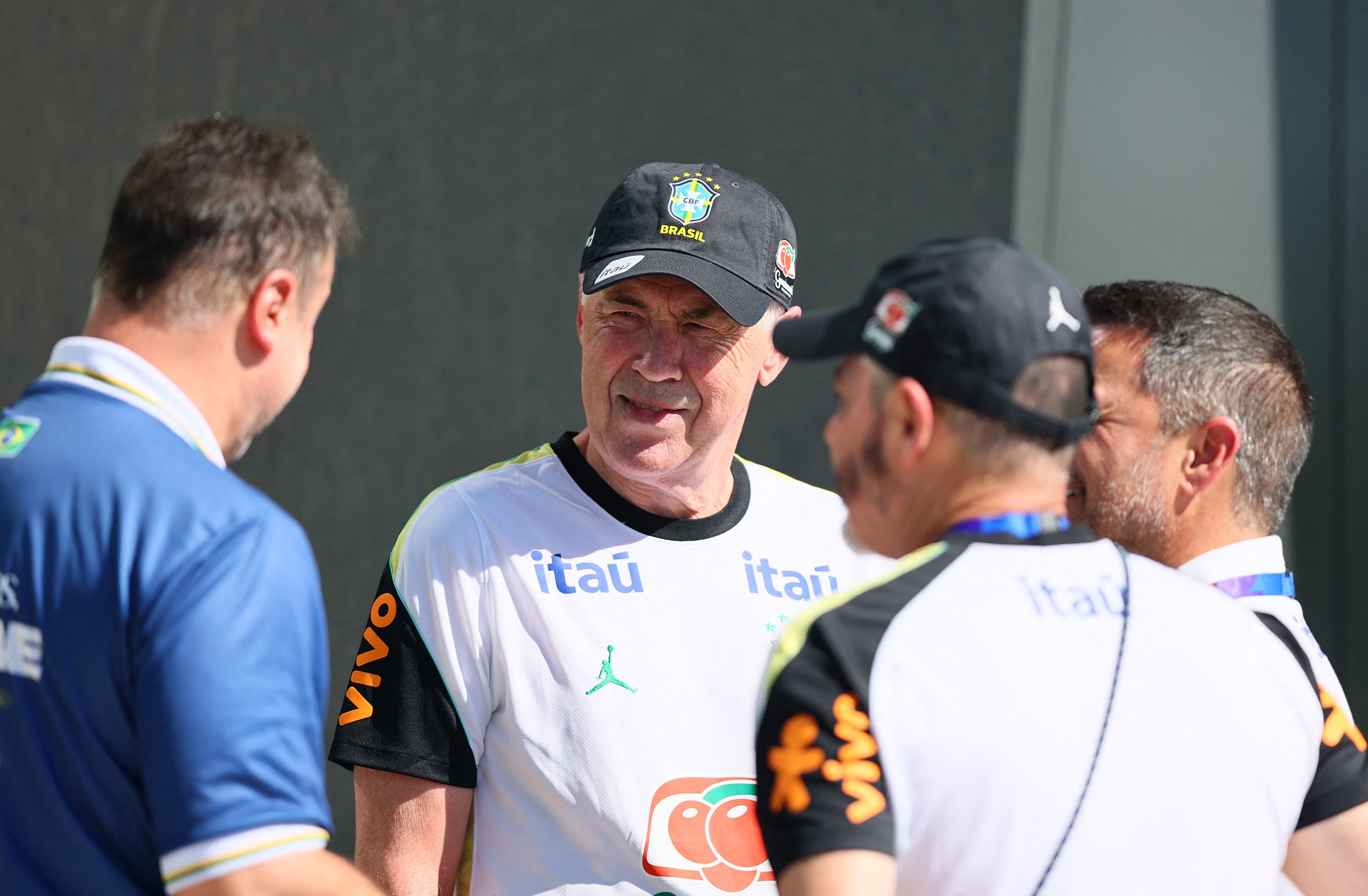 Ancelotti comanda treino aberto da Seleção e esboça cinco mudanças