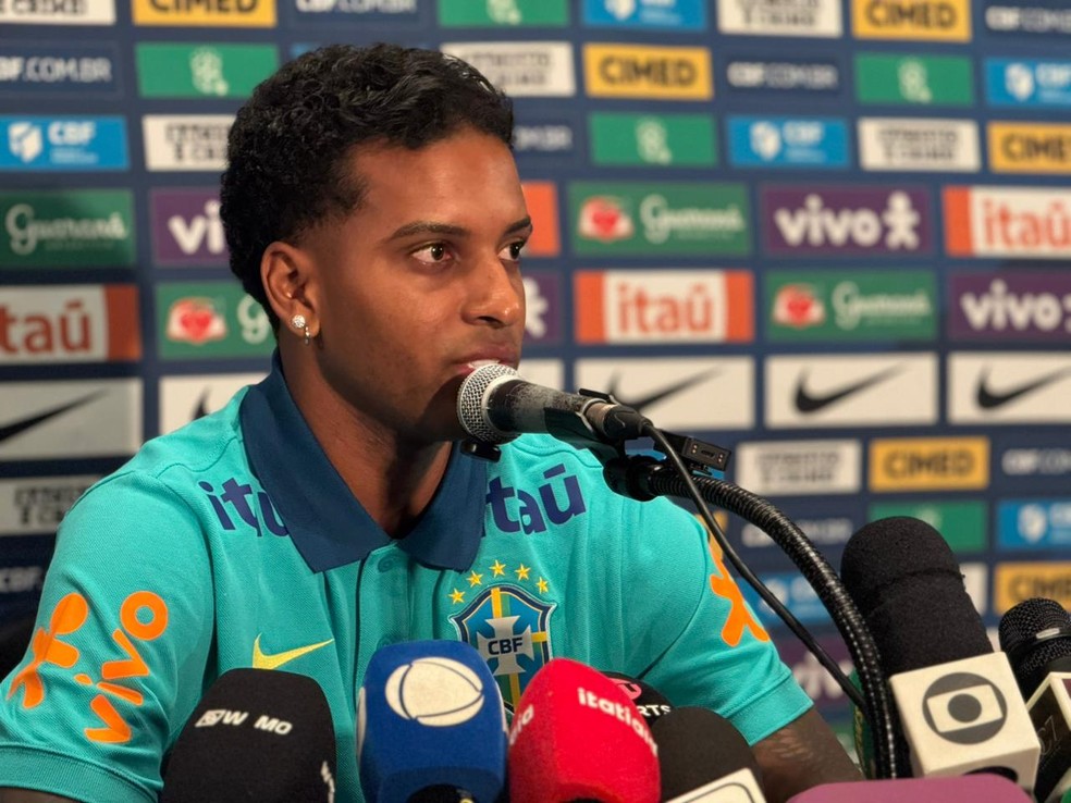 Rodrygo em entrevista coletiva pela Seleção Brasileira em Seul.