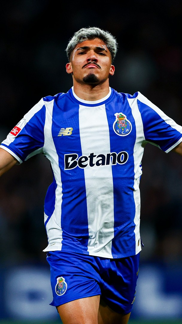 Enzo Fernández chega ao Chelsea e recebe camisa 5, que era de