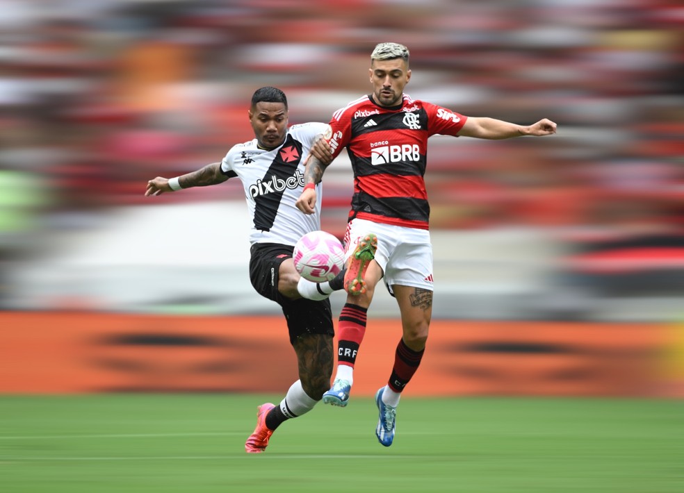 Arrascaeta disputa jogada com Zé Gabriel no clássico Flamengo 1 x 0 Vasco — Foto: André Durão/ge