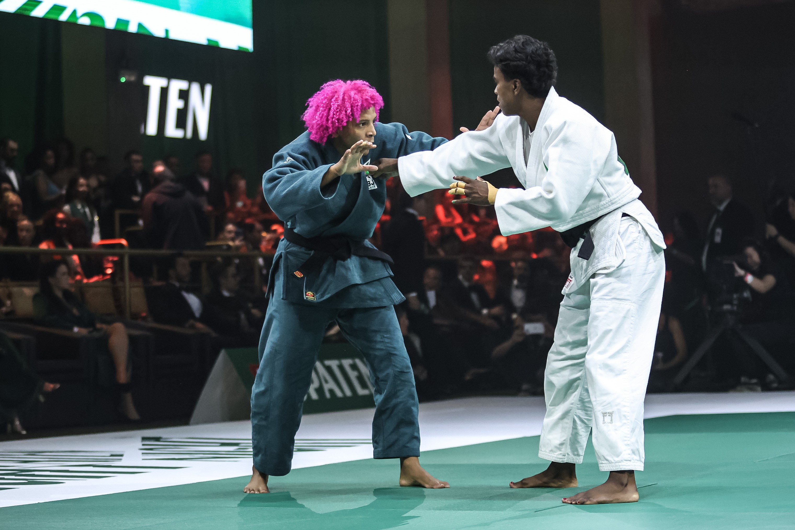 Rafaela Silva comemorando vitória no Spaten Fight Night 3