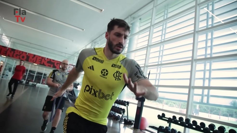Viña em treino na academia do Flamengo — Foto: Reprodução / FlaTV